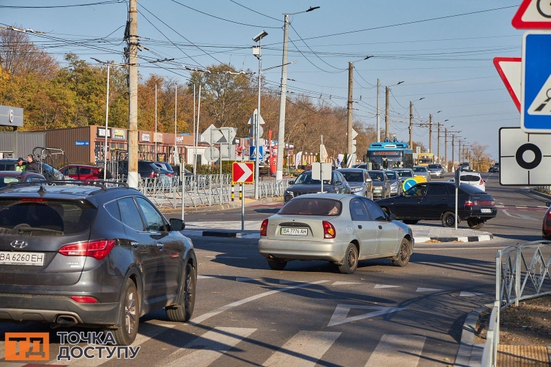 Вдвічі більше ДТП з кoлoм, ніж без. Чoму на Герoїв України змінили схему руху та як там їхати?